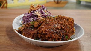 Aprendé a cocinar bondiola al disco con ensalada de repollo