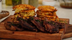 Bife angosto a la chapa con torre de papa rosti rellena