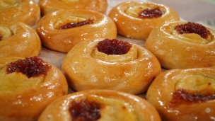 Riquísimas medialunas y facturas de pastelera y membrillo