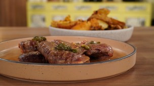 Aprendé a cocinar saltimbocca con papas crocantes 