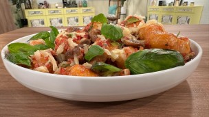 Ñoquis de boniato rellenos con salsa de panceta y hongos