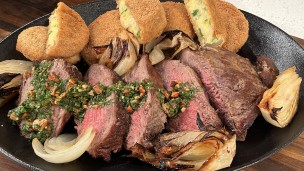 Rica y fácil picaña con aros de cebolla rellena