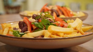 Increíble wok de carne con papas fritas 