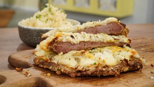 Mega milanesa a la fugazzeta con puré