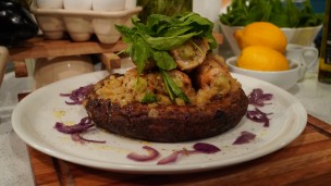 Sorprende con este envoltini de cerdo con fritata de berenjena