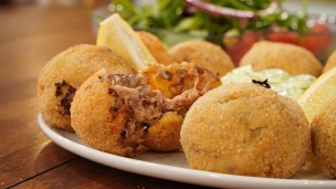 Aprendé a cocinar croquetas de bondiola con ensalada 