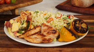 Tabouleh fresco de coliflor y queso feta con espárragos gratinados