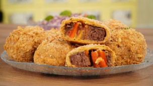 Aprendé a cocinar espirales de carne con ensalada
