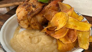 Aprendé a cocinar pollo colgado con puré de manzana