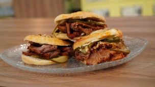 Increíble sándwich de tapa de asado en pan de cebolla 