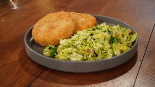 Medallones de papa con ensalada de repollitos, nueces, queso y cebolla