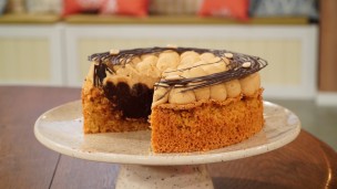 Rica y fácil torta de maní y caramelo