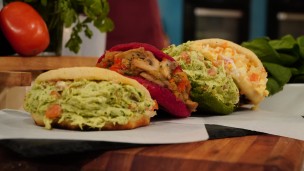 Arepas de colores rellenas de verdura