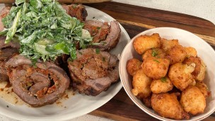 Bife de chorizo relleno con ensalada de manzanas y pepino