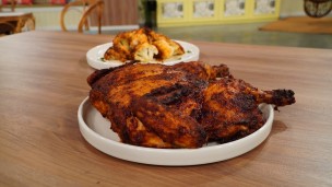 Aprendé a cocinar pollo mariposa con coliflor asado