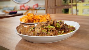 Aprendé a cocinar bife al champignon con batatas 