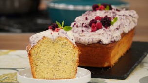Budín de limon y amapola con crema de arándanos