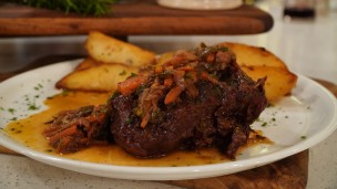 Punta de paleta y vegetales con papa buñuelos 