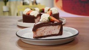 Rica y facil torta chocolate y frutillas 
