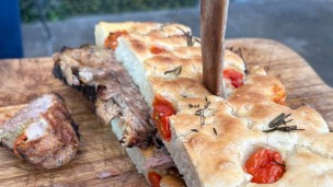 Costillar a la parrilla con vegetales rellenos y ensalada