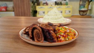 Matambre arrollado con puré de papa y albahaca 
