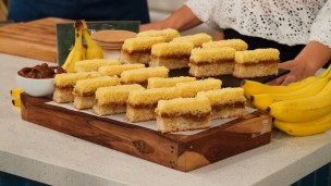 Ricos y fáciles cuadrados de banana, dulce de leche y coco