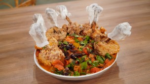 Increíbles patitas de pollo con salteado de tomate 