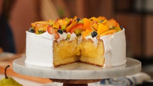 Torta rellena con crema de limón y fruta fresca 