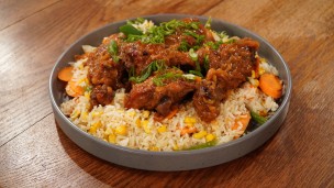 Aprendé a cocinar pollo a la naranja con arroz primavera