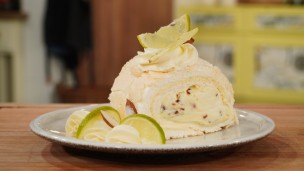Riquísimo arrollado de merengue, lima y frutillas 