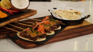 Increíble satay de ternera con salsa de maní