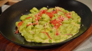 Ñoquis de arvejas con migas de tocino crujientes