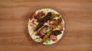 Riquísimos pinchos especiados con cremoso de papas