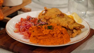 Escalope de ternera con ensalada y puré de zanahoria