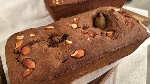 Rico y fácil budín húmedo de chocolate y peras