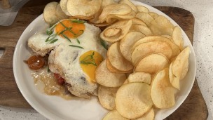 Vacío al disco con papas española y huevos fritos