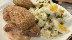 Milanesa de peceto rellena con ensalada de papá y huevo