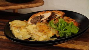 Sorprende con esta suprema rellena crocante con milhoja de papa