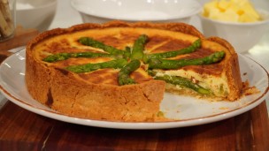 Riquísima tarta hojaldrada de espárragos