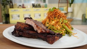 Churrasquitos de cerdo con revuelto de espárragos y batatas 