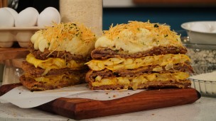 Sorprende con esta torta de milanesa y tortilla de papa