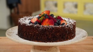 Riquísima torta de chocolate y maní con frutos rojos 