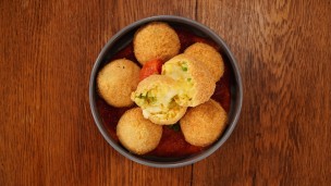 Aprendé a cocinar croquetas de arroz con salsa romesco 
