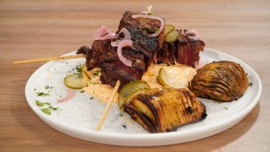 Brochettes de carne con batatas 