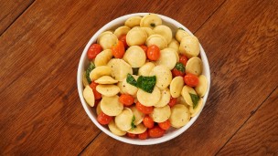 Ravioles de queso y cebolla con salsa caprese  