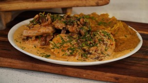 Bifecitos de carré al champiñón con puré toffee de batata