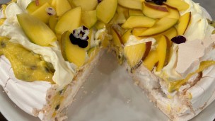 Pavlova con curd de mango y maracuyá