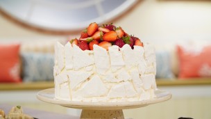 Rica y fácil torta de frutillas con merengue