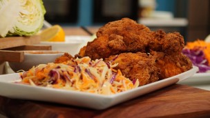 Pollo fritos con ensalada coleslaw