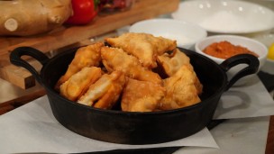 Sorprende con estas samosas con salsa de yogurt
